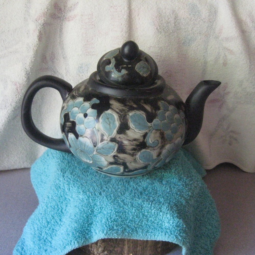 NEW TEA P0T - Picture 2 of 2